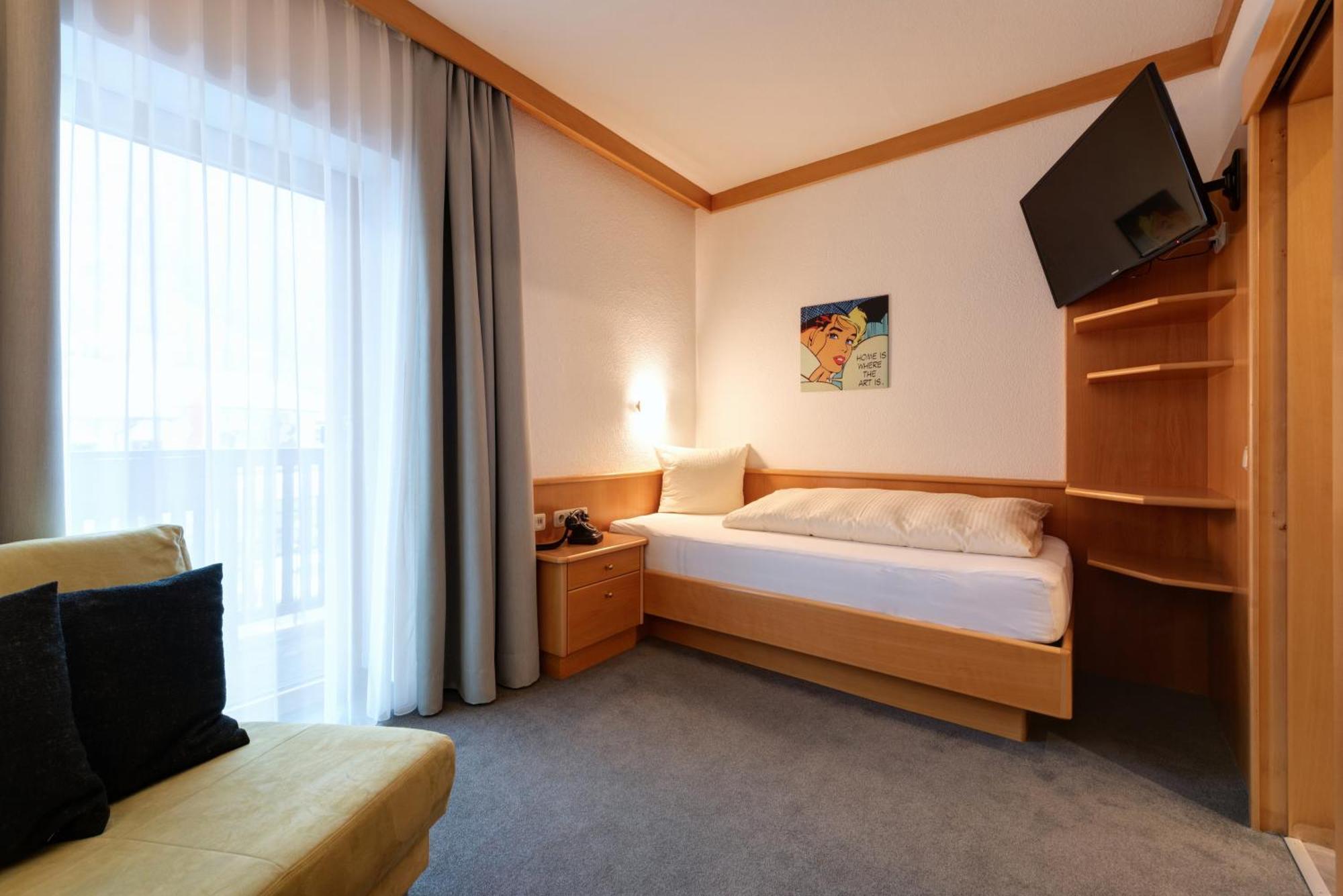 Hotel Pension Kirchplatz St Anton am Arlberg Værelse billede